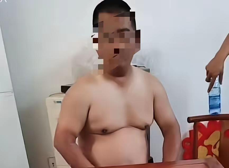居家衣着边界感，是家庭相处的基本体面
 
这件生活琐事看似只是老人夏日纳凉的小习