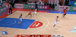 要花了！弗格一条龙借掩护干拔三分再进，上海直接领先到26分！福建男篮vs上海男篮