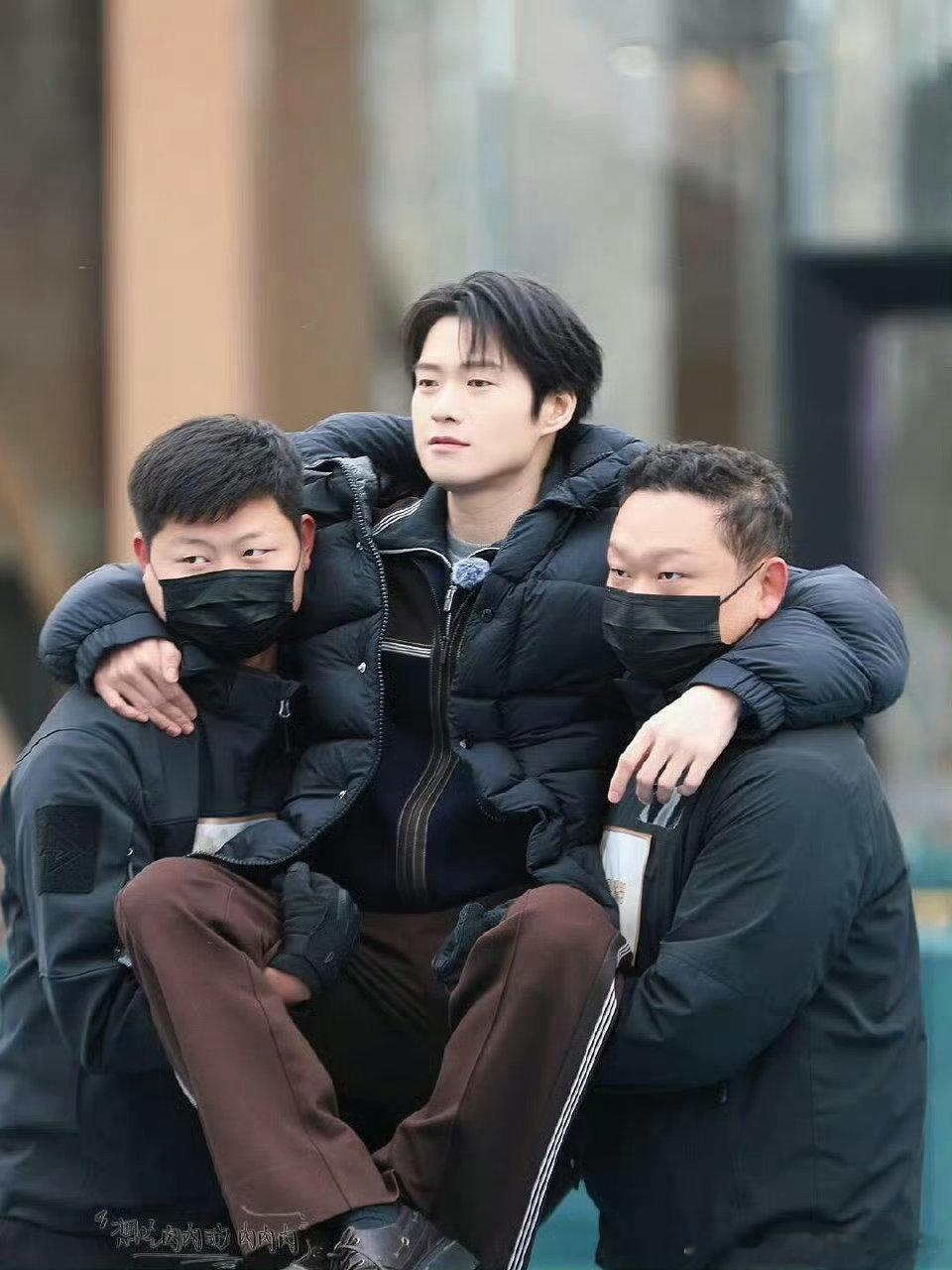 是看得出魏大勋是个宝宝周五晚高疯 魏大勋周五晚高疯的路透太欢乐咯！被两个人扛着的