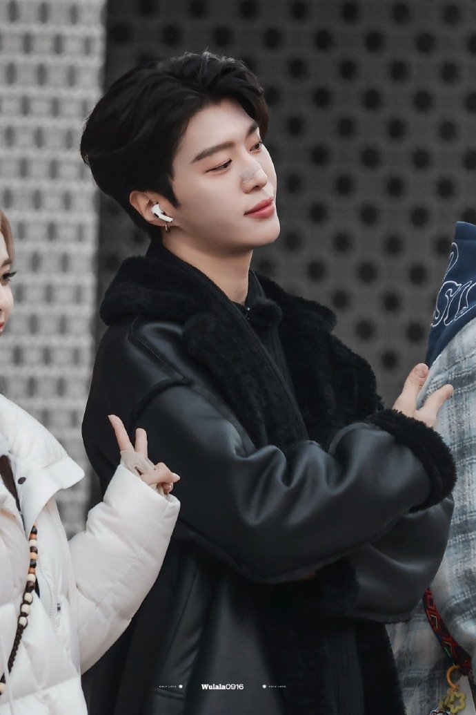 范丞丞冬日男友look 范丞丞奔跑吧allblack氛围感 范丞丞冬日男友loo