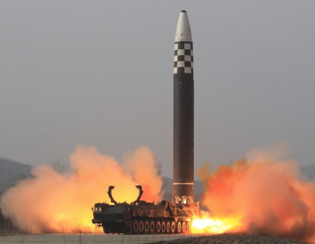 朝鲜于31日试射了火星19型洲际弹道导弹，此次试射创下了该系列导弹的射程和飞行时