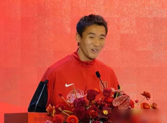 韦世豪当队长首秀致辞，嘴瓢喊“输了一起狂”，反倒点燃了全场！
3月3日凤凰山出