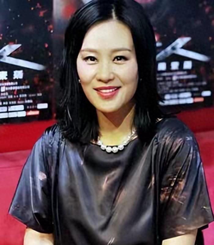 邬君梅拍戏较真，敢当面怼周迅、批马伊琍。她曾为求子连做9次试管都失败，如今59岁