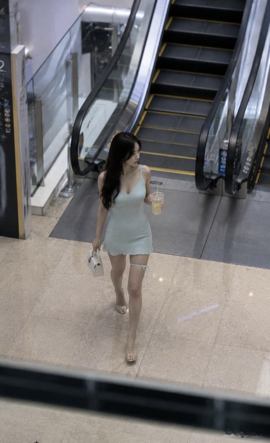 今天逛商场碰到的最美女生，
但女生腿上绑的那根绳子是干嘛的？