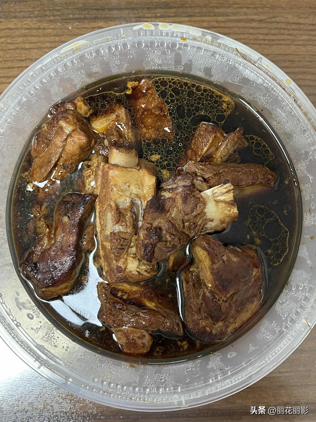 好友们晚上一起！夏日安康，晚餐香香！今天的晚餐：
蒜蓉油菜
红烧排骨
杂粮饭
玉