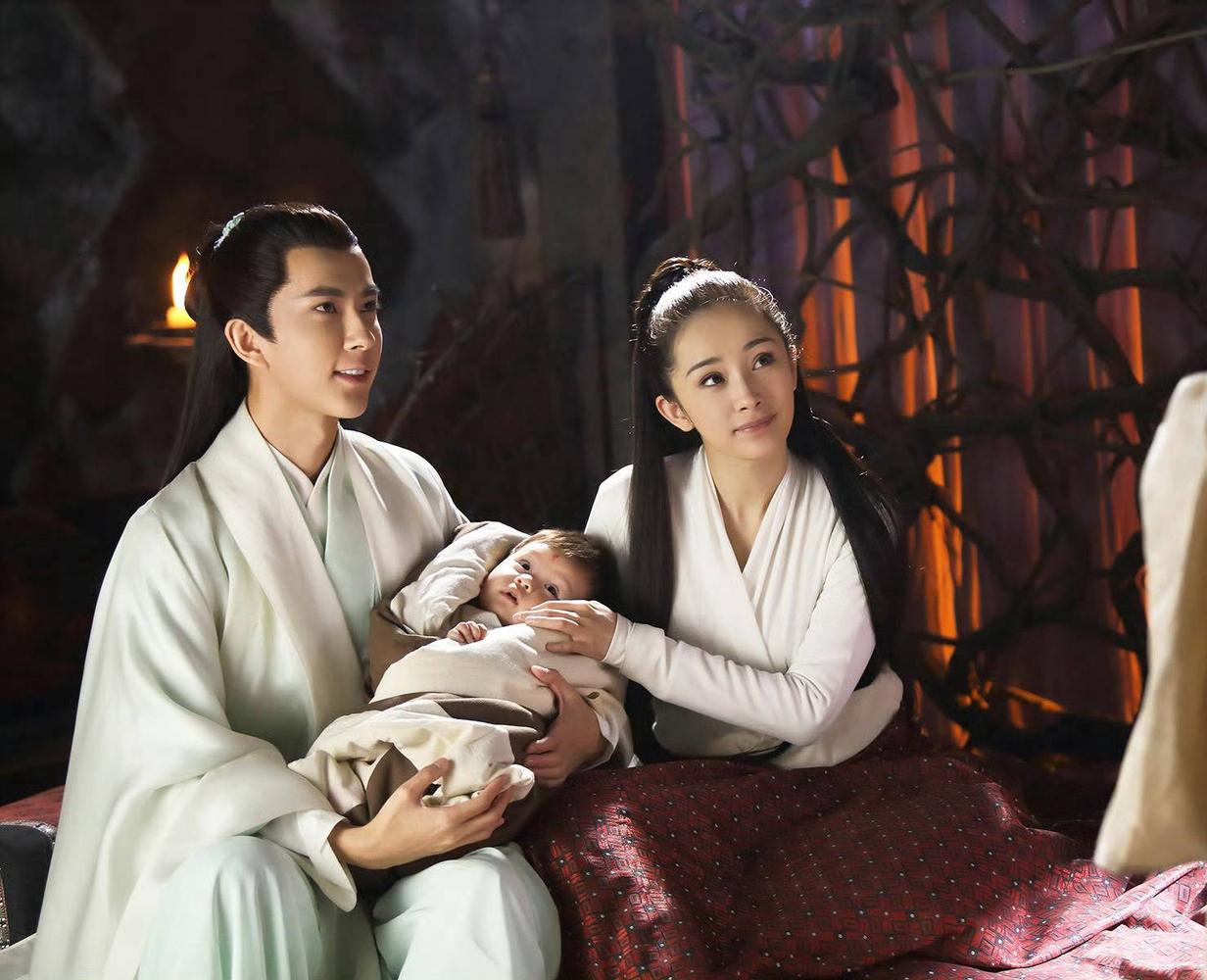 晚上9点39分，杨幂悼念于朦胧：
四哥，愿你在另一个世界安好。

某度也认证了于