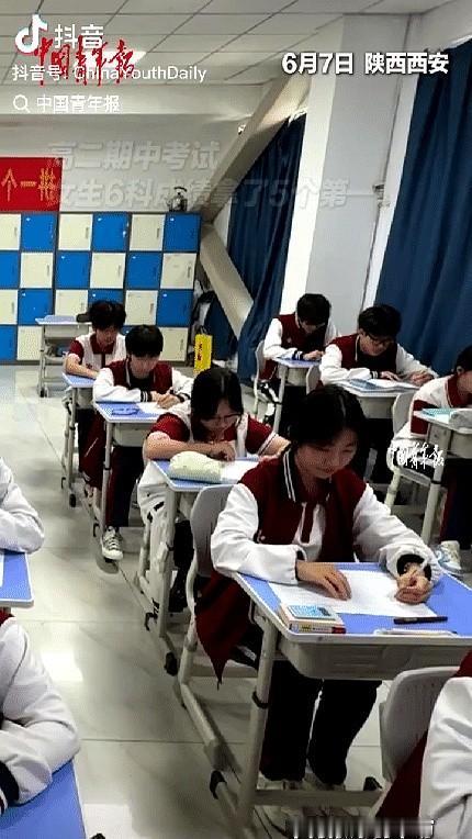 万万没想到！西安一高二女生期中考试，六门科目直接拿下五个单科第一。
周围的孩子们
