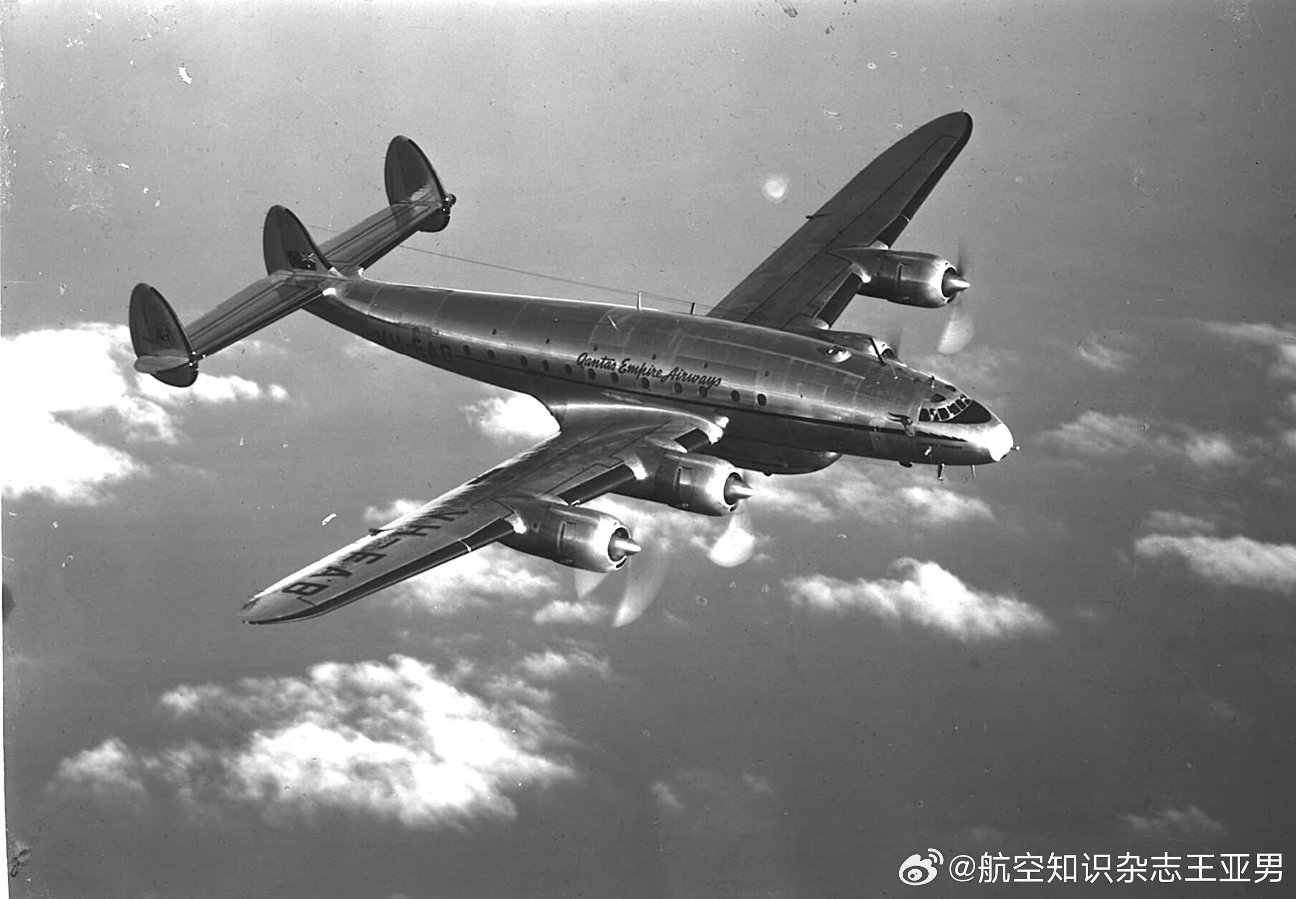 #航空创作计划# 挂着货舱去远航在飞机上落座，透过舷窗看出去，如果位置和方向合适