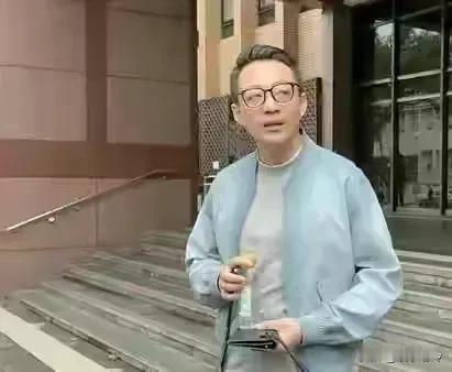 一场演唱会买不到一件衣服！台媒报道，具俊晔收了4个花篮，来了900人的大型演唱会