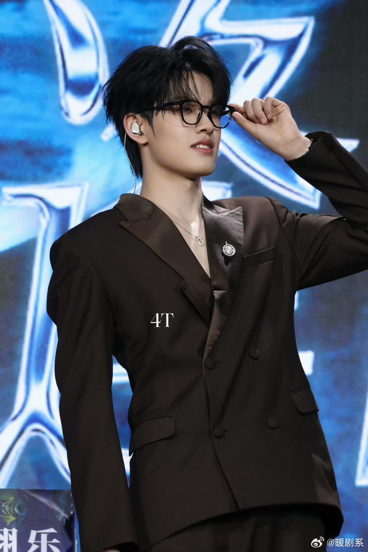 赵丽颖站姐发了张极 张极这次被赵丽颖站姐关注到了，说明他的舞台魅力确实有在出圈。