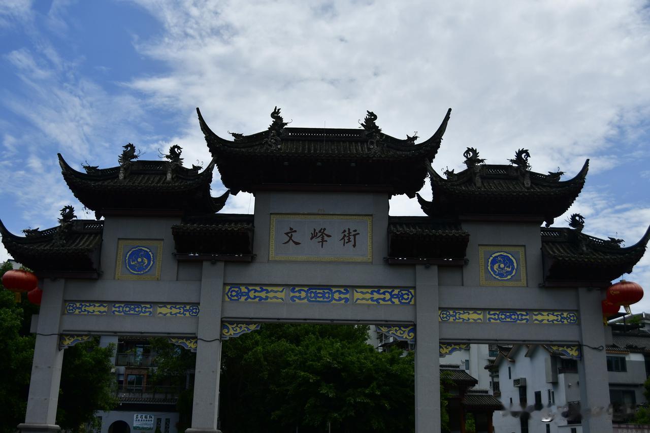今年六月份，重庆居然异常的凉爽，还没有西安热呢，雨也特别的多，可对于重庆来说，七