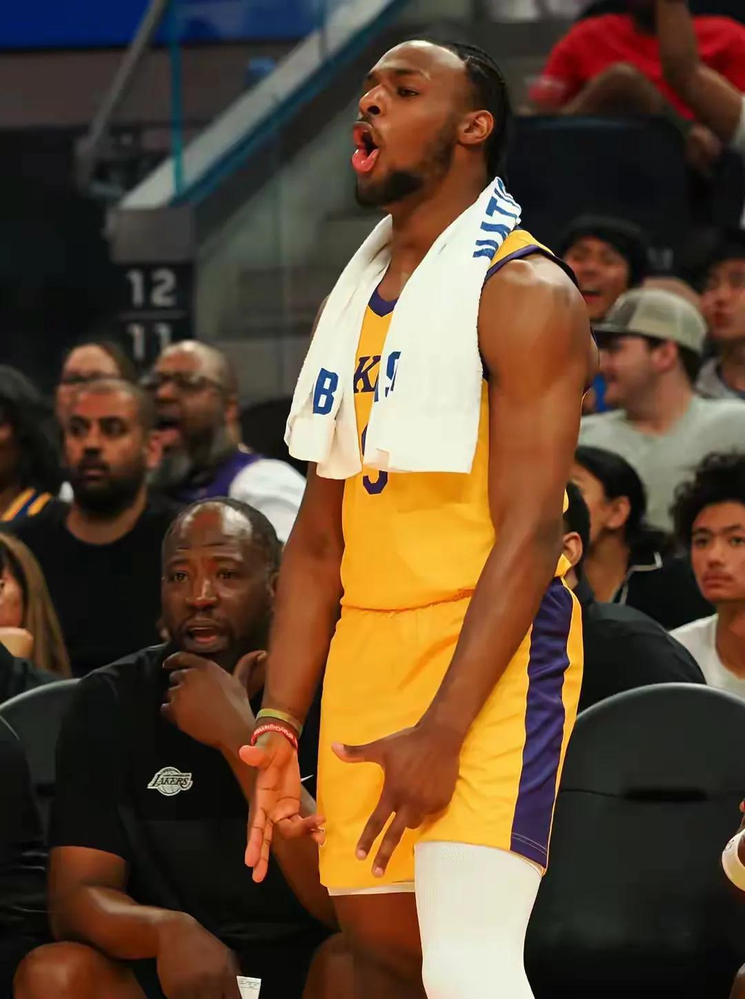 这下可以进球队轮换了，布朗尼得到12分，占据湖人替补席一位。
第一，湖人首发不变