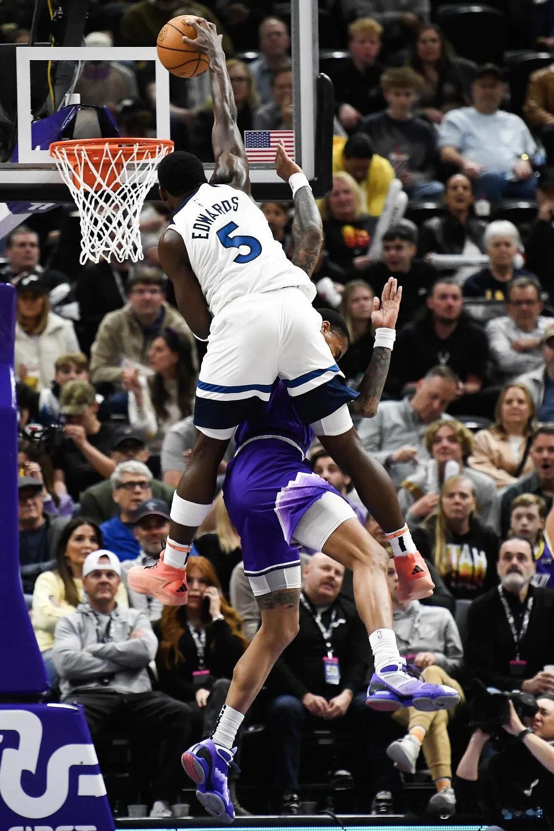 NBA赛场画面：爱德华兹没有销魂的小腿，但是他的爆发力同样劲爆啊！
  爱德华兹