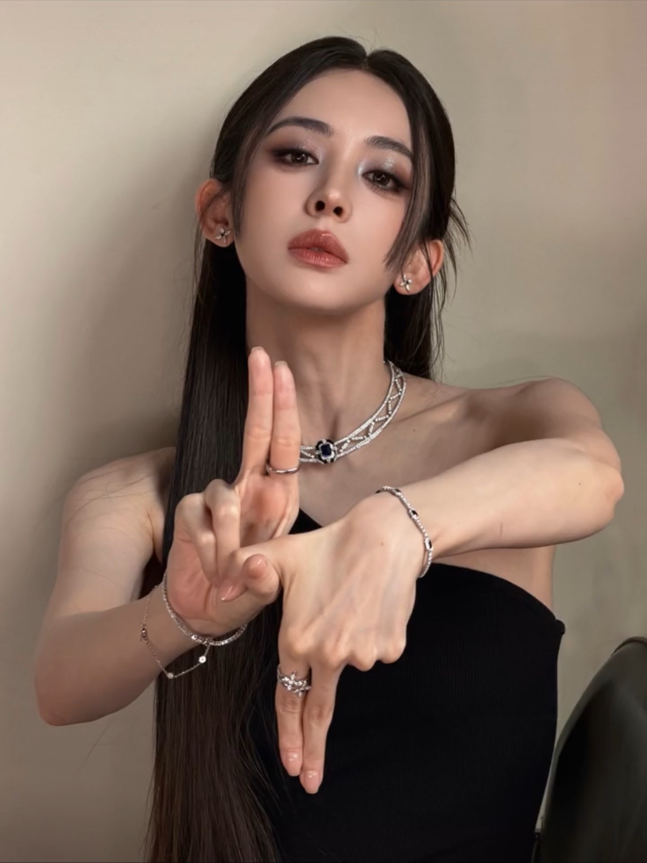 古力娜扎摆出“以下范上”手势🔥🔥🔥古力娜扎
