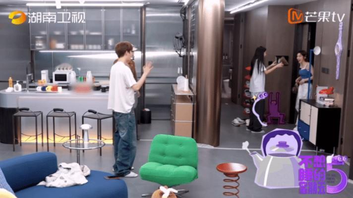 唐艺昕周翊然姨甥再重逢不想睡的星期五 梦回追剧时光，唐艺昕周翊然综艺重逢太惊喜。