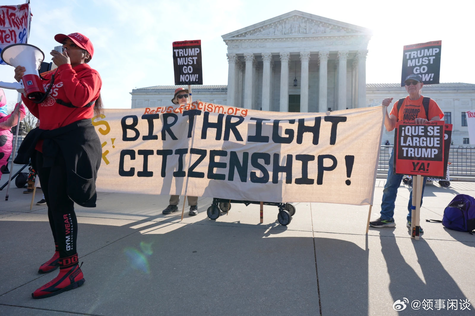 【特朗普出席美国最高法关于出生公民权辩论】（美联社）周三，最高法院似乎准备驳回唐