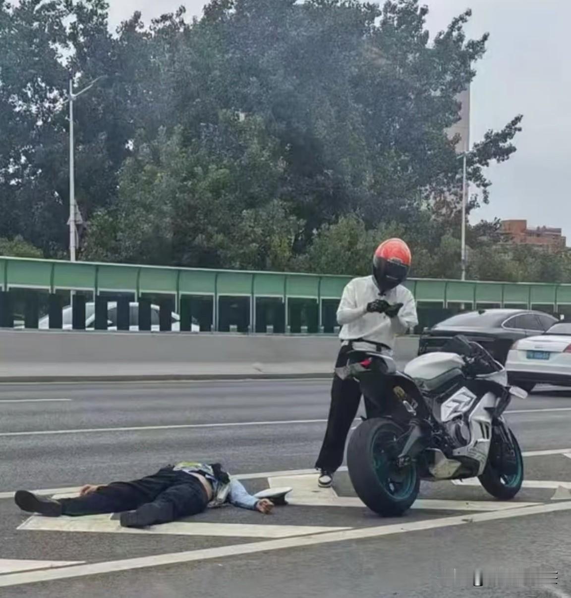 这哥们骑车把交警撞了，看上去撞得挺严重！这算不算袭警啊？