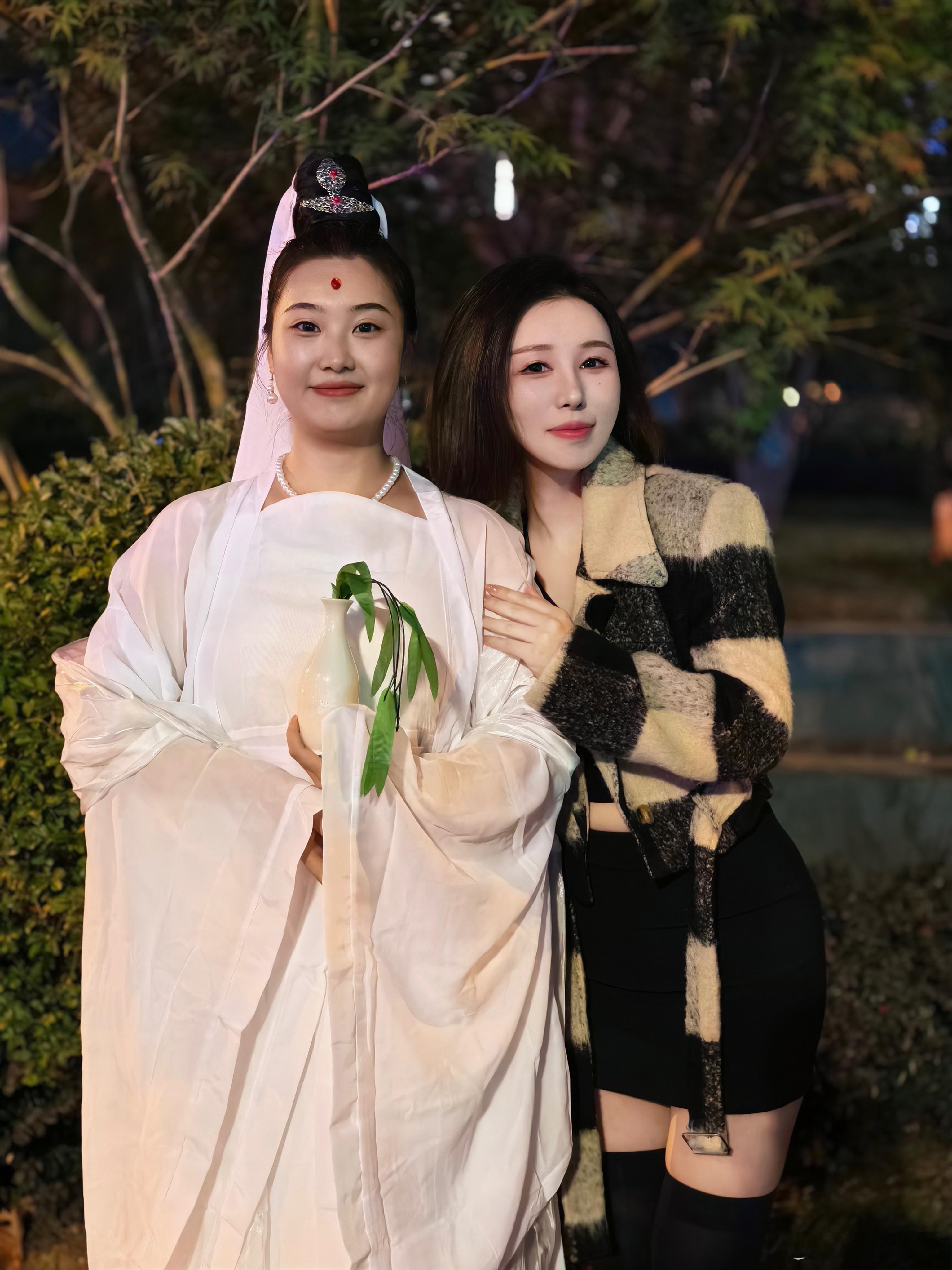 今晚的快乐～溜达着溜达着就吃上喝上了[doge]王珍美胃  ​​​