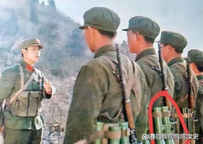 对越自卫反击战期间，几名全副武装的战士即将奔赴第一线战场，有没有人知道他们背后的