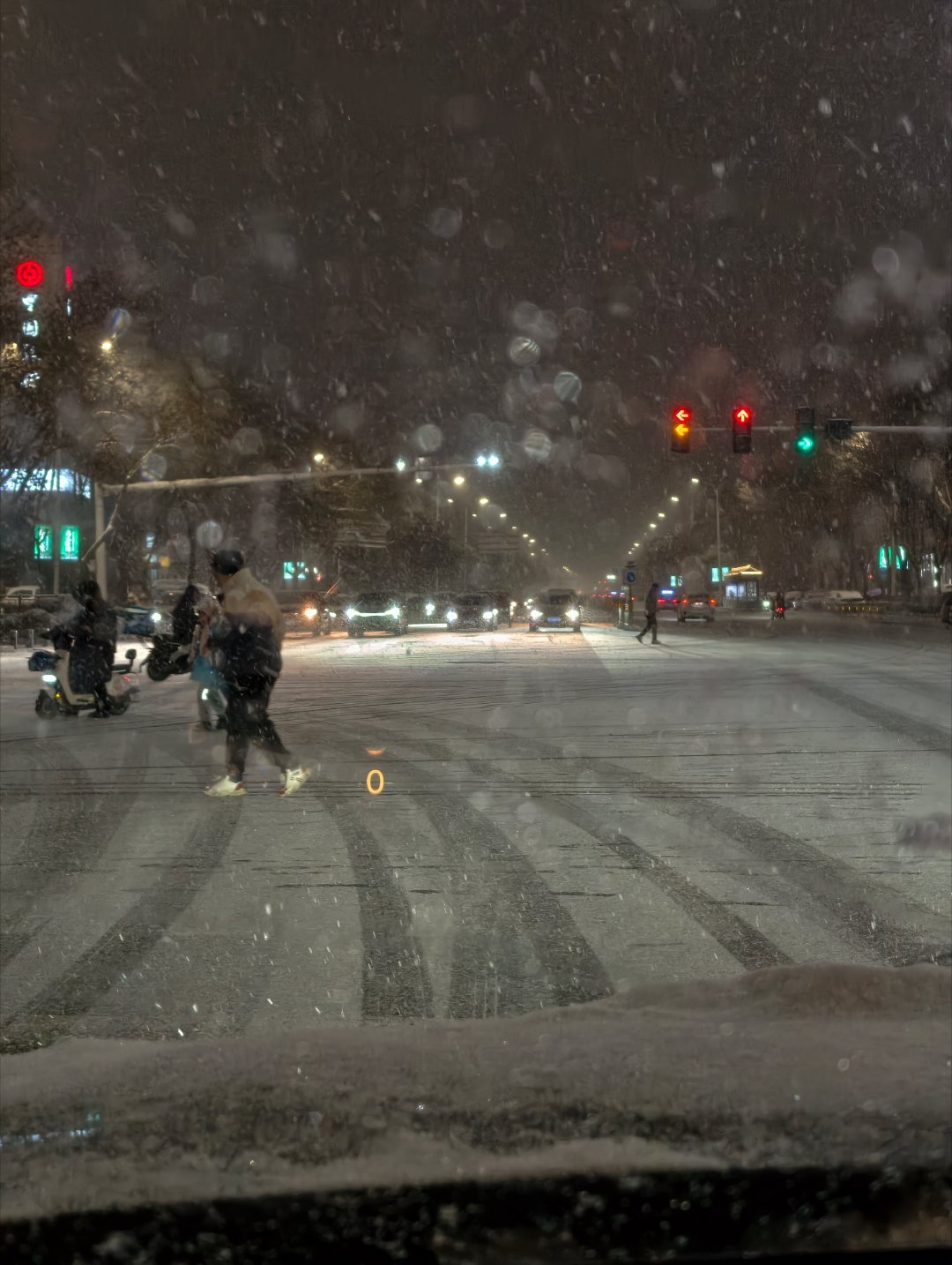 加完班拖着沉沉的身躯在这漫天飞雪的路上缓缓开着车总觉得该记录一下嗯生活也挺美好的