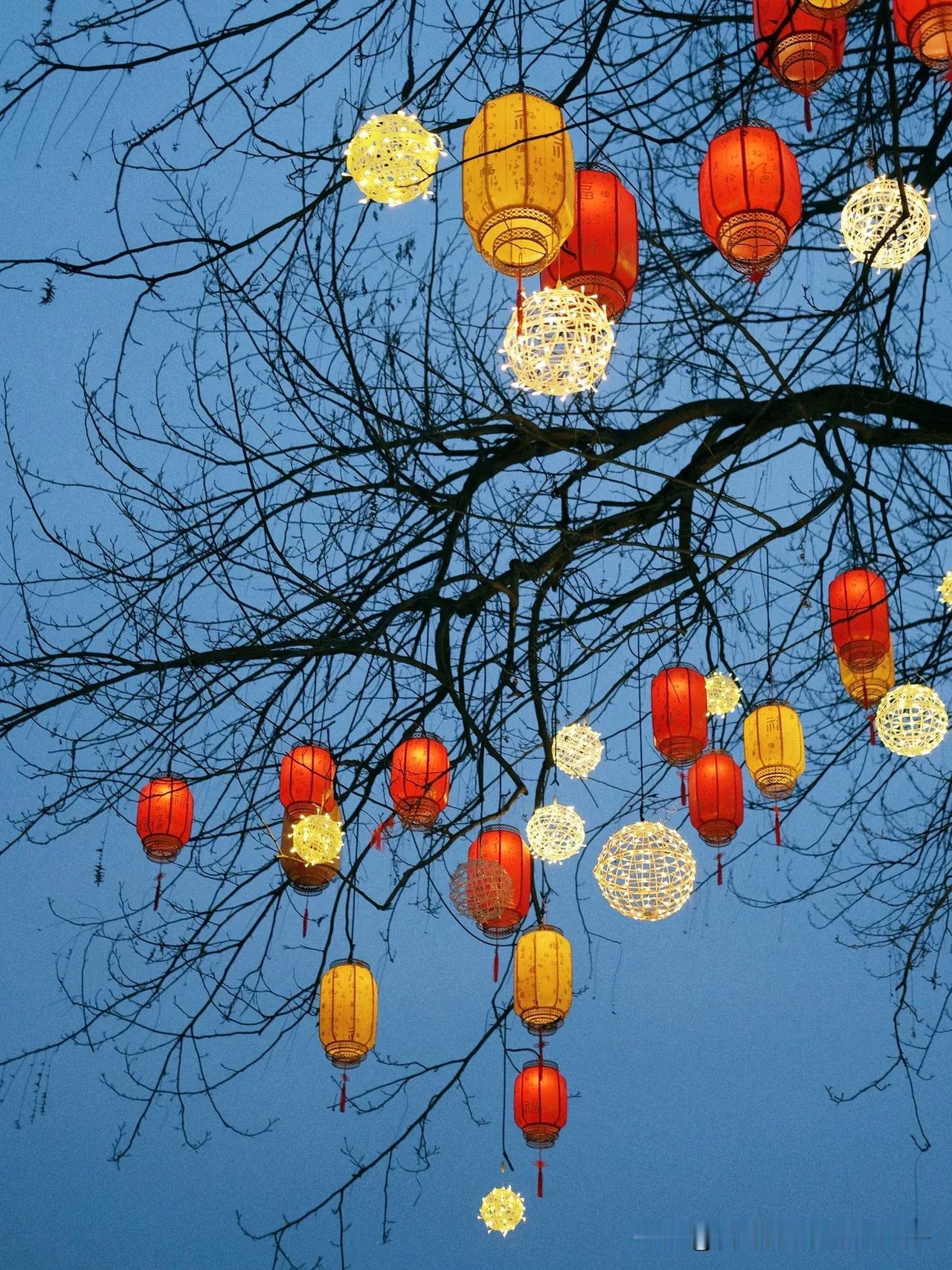 “物是人非燈濕透，火樹銀花待心明。”
元宵節快樂！  春风习习，闹元宵
春风习习