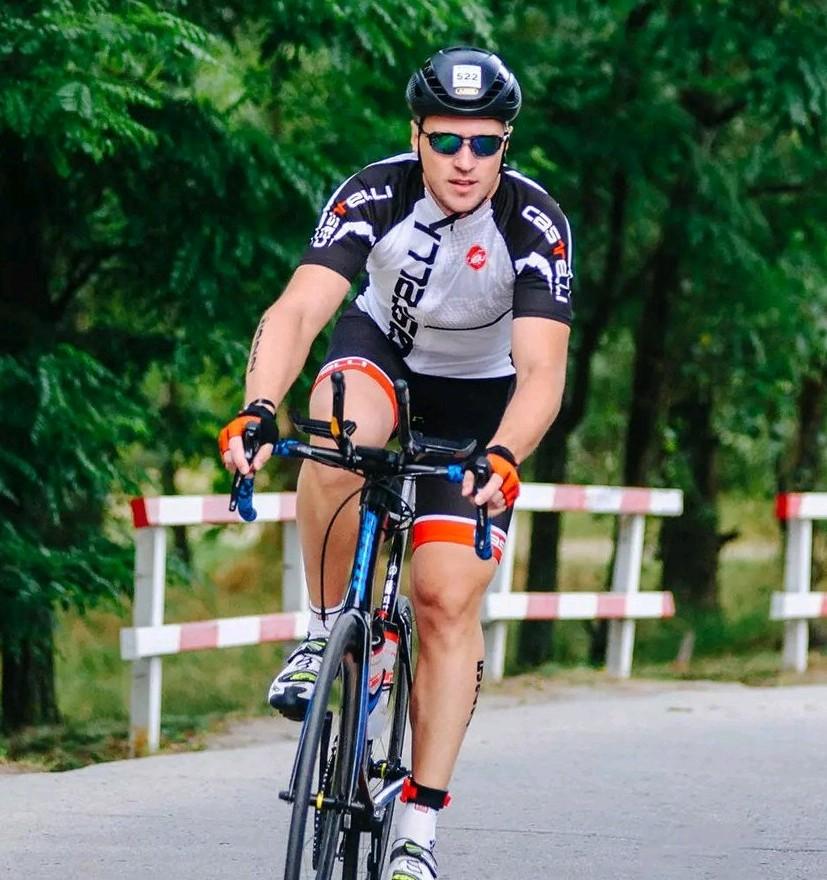 估计没有人能抗拒这行走的荷尔蒙，全身上下全是力量，蒙尔蒙爆的男生真的是太帅了，身