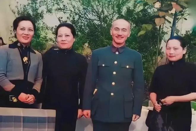 这是蒋介石与宋氏三姐妹的合影（左一宋美龄，依次宋霭龄，蒋介石，宋庆龄），拍摄于1