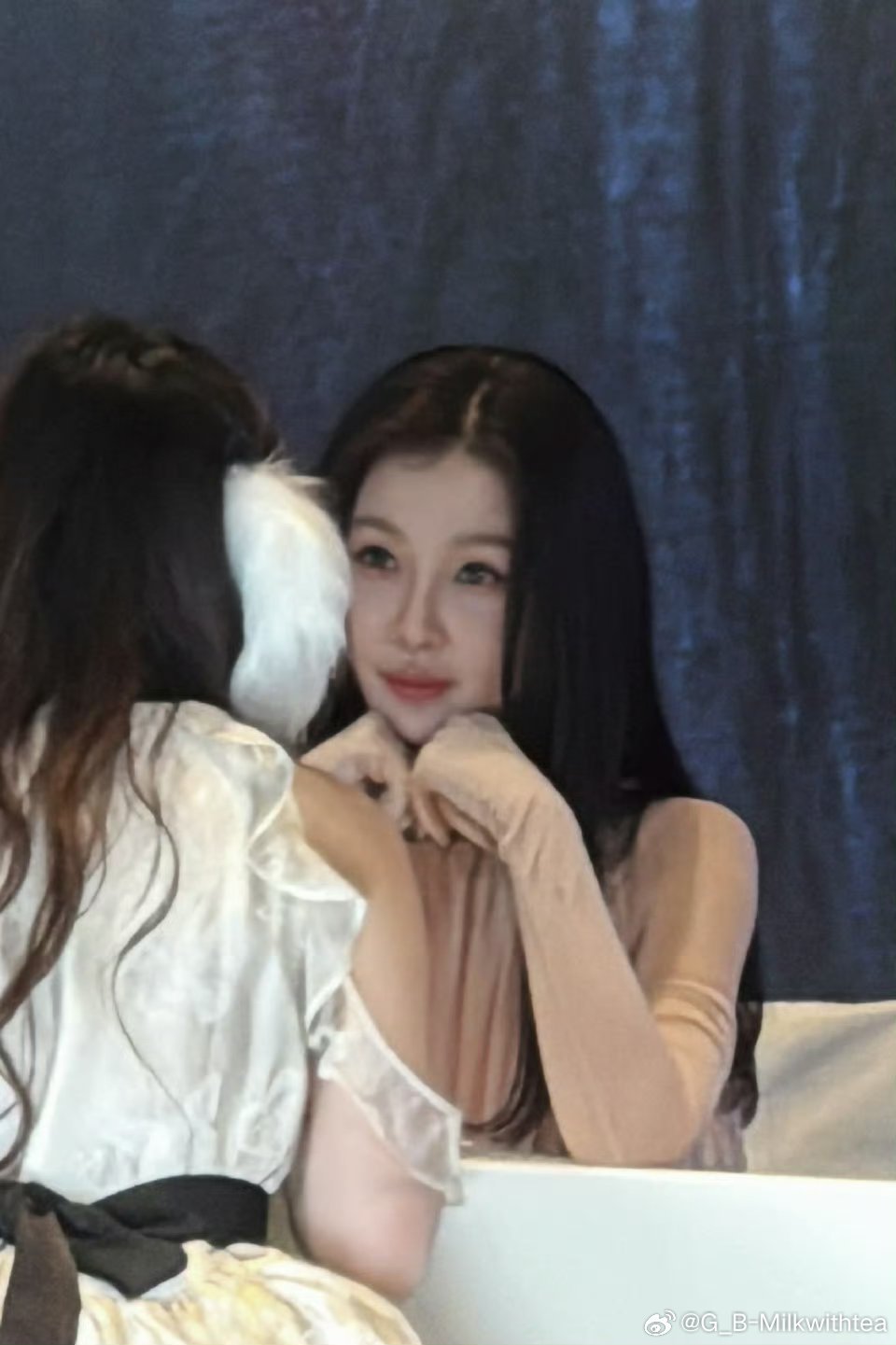 虞书欣就这样萌萌的看着你 听你说话然后害羞地 和你十指紧扣🥺 