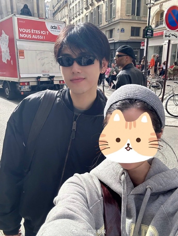 陈飞宇和粉丝合照 有人在巴黎偶遇陈飞宇，晒出合照大赞他超友好！镜头前酷酷的，合照