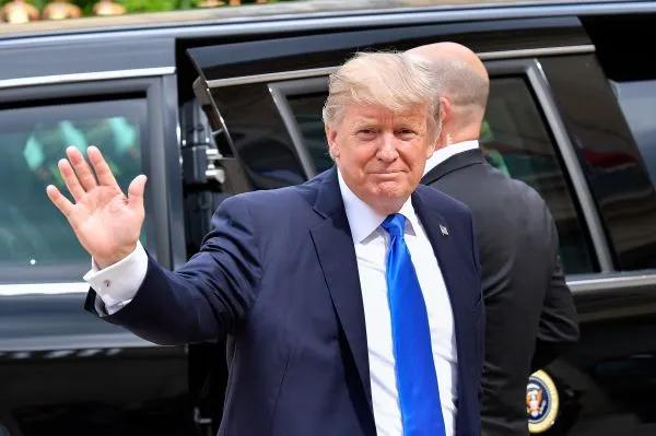 特朗普终于不小心说漏嘴了，美国之前在打压中国。为了遏制中国的发展，美国各种加税，