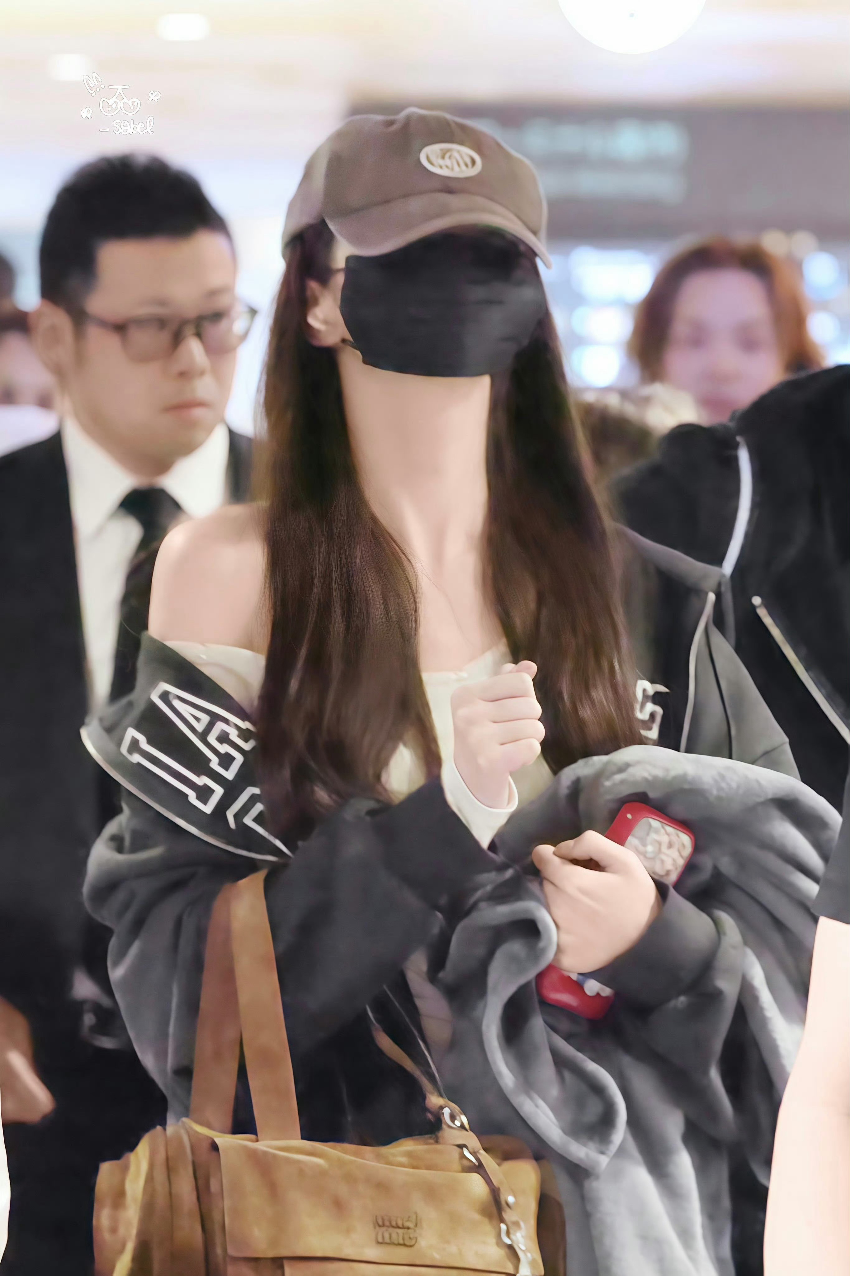 救命你们看她 一个口罩把几乎三分之二的脸都遮住了 头脸小成这样