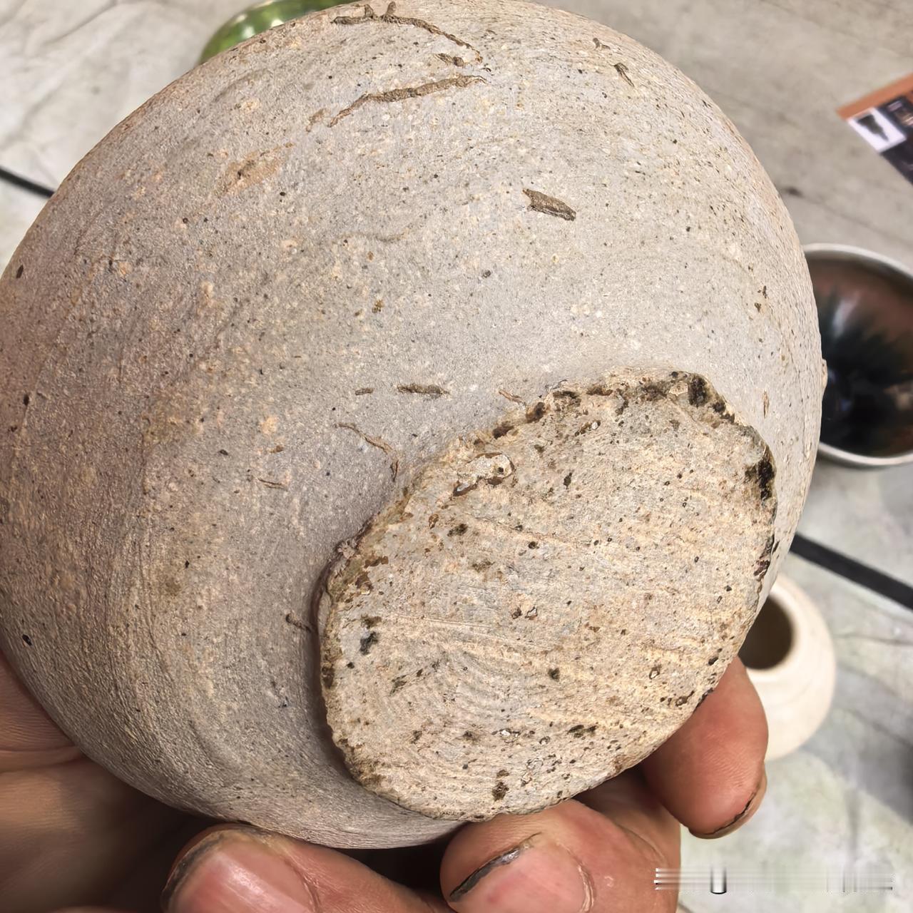 谁说民间无真货？
你看这件宋代茶盏是我在古玩市场地摊上发现的，只因这种特殊工艺古