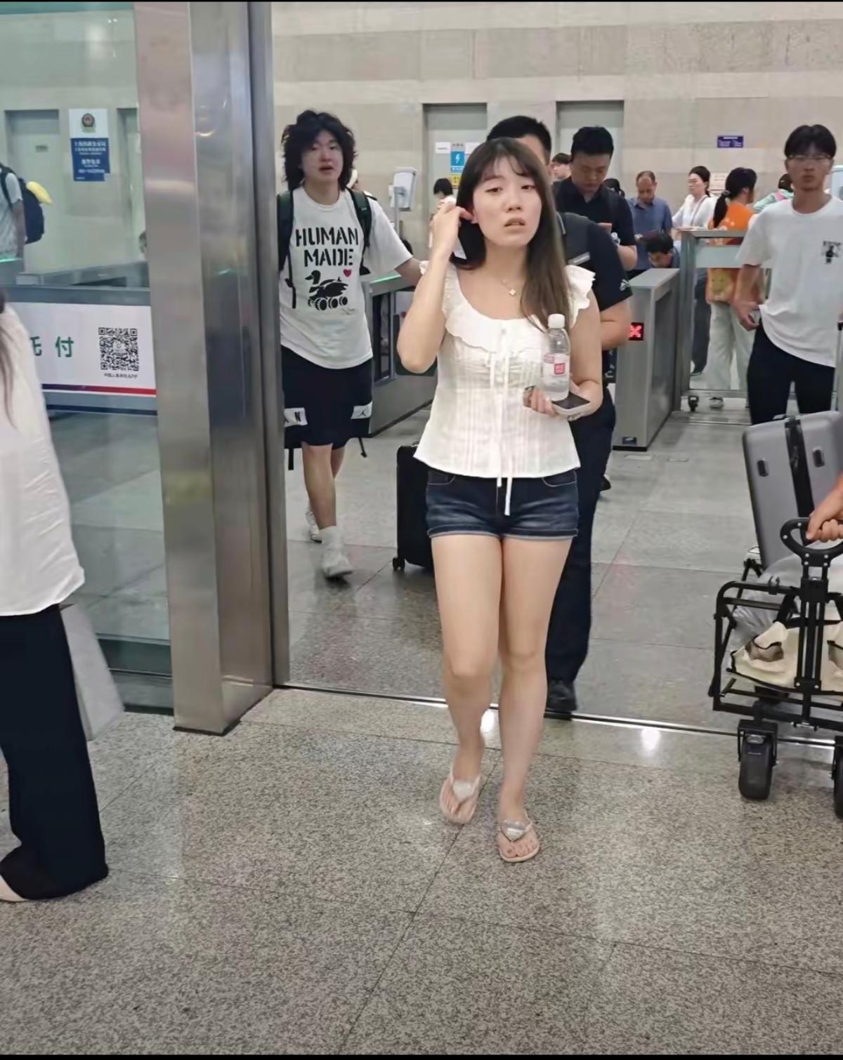 网友奔现，除了长得不好看，身材是真好