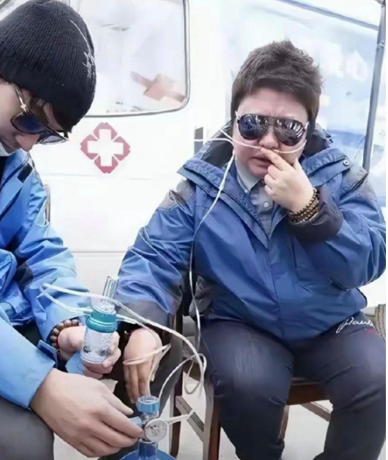 每到做慈善，都是恰逢体力不行的节点上，又是吸氧机，做公益活动时旧疾复发，必须身缠
