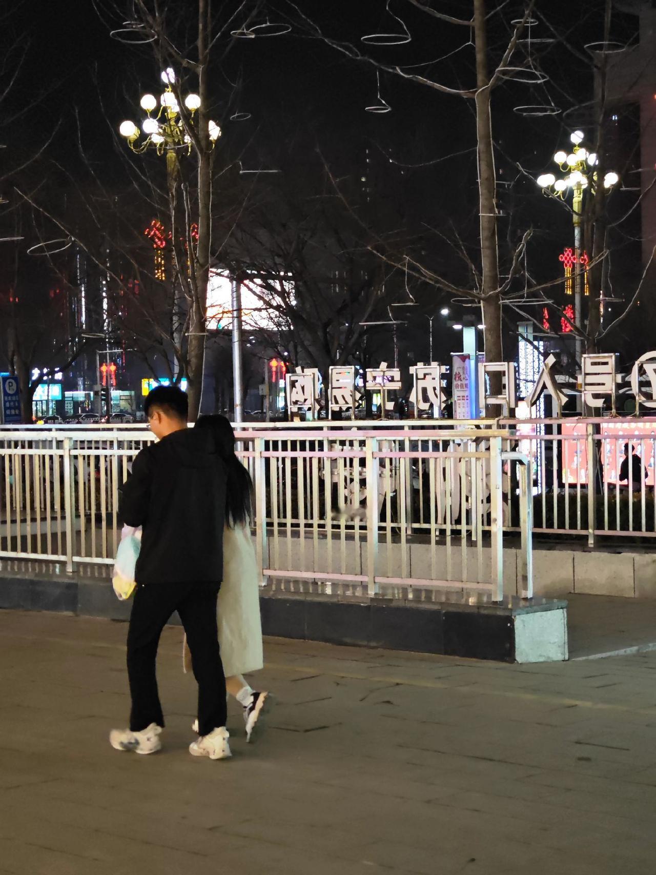 我和我的妻子都属牛，按照她的说法：她是六月生的，是那种悠闲吃草、休息的牛，而我三