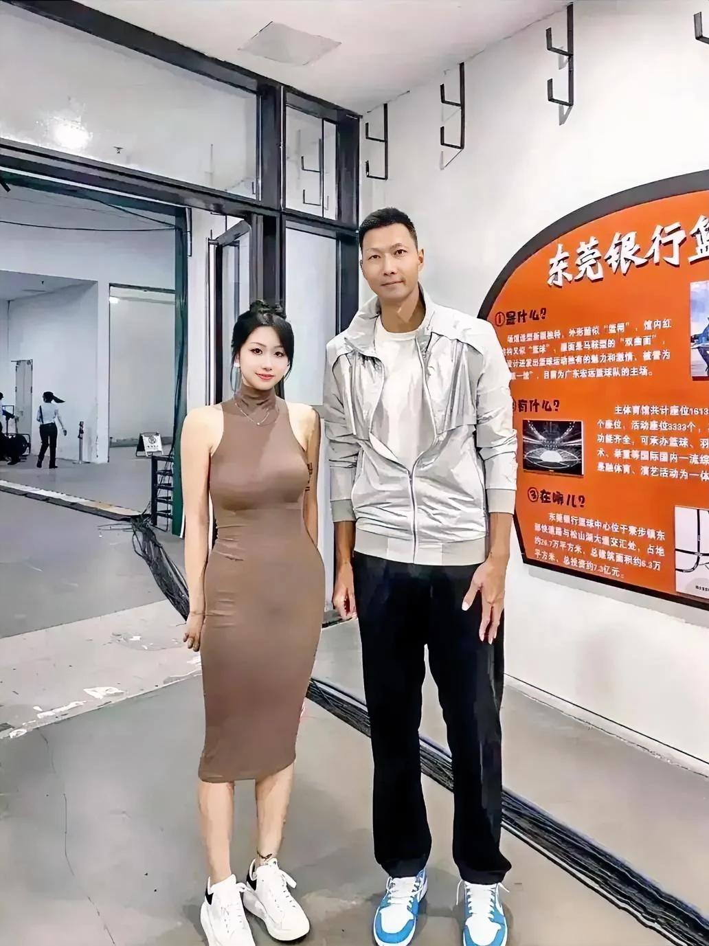 真的是“高低手”配“高低波”吗？
#中国男篮# #NBA吐槽大会# #NBA#
