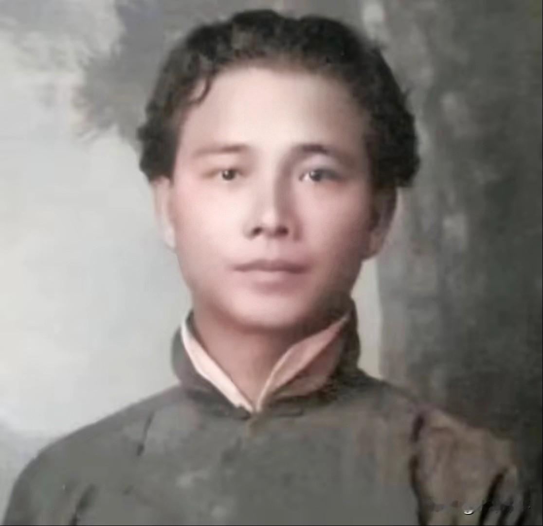 1901年，他才18岁，参加番禺县试，中秀才（第一名）。
1904年，21岁，他