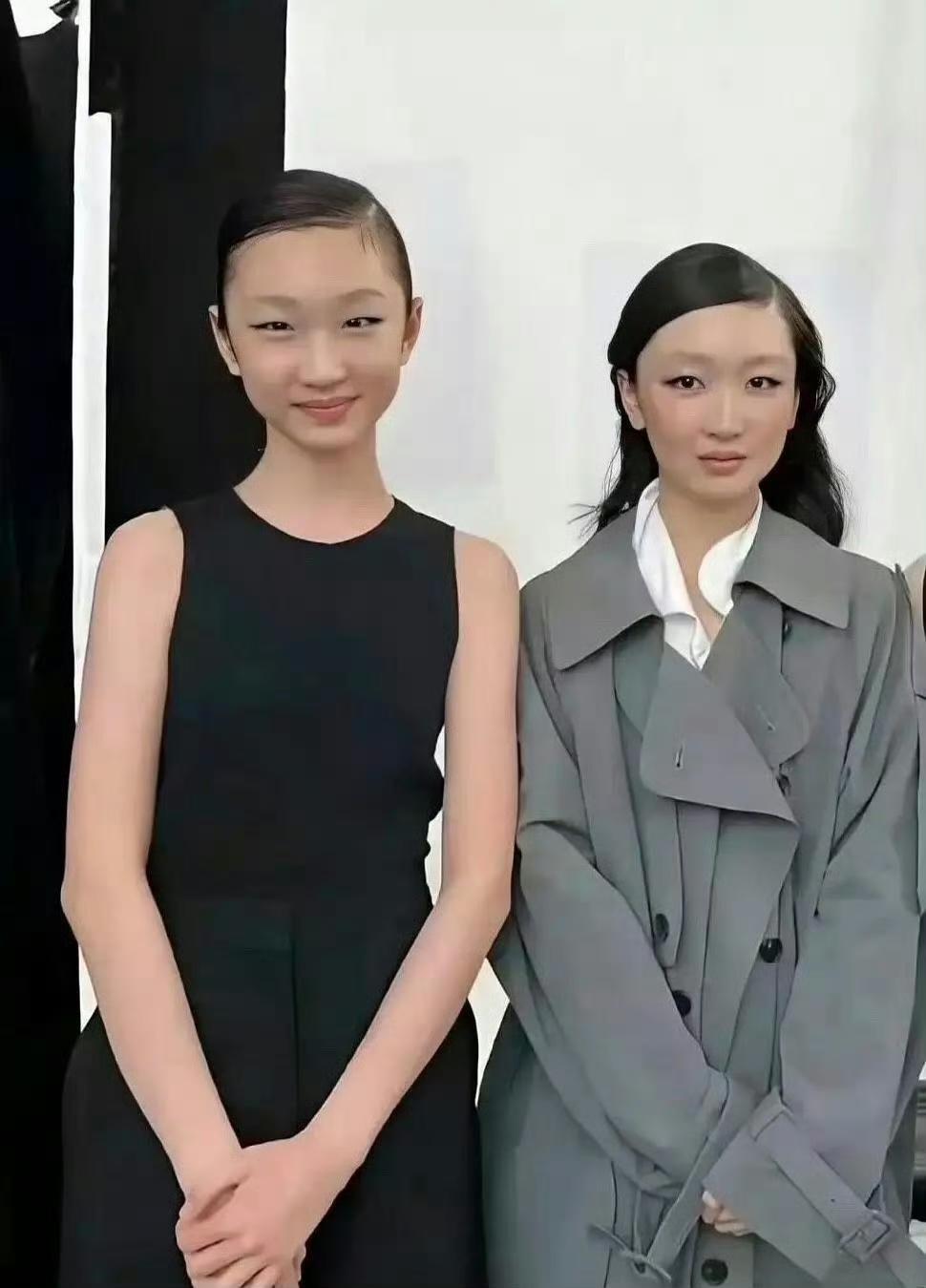 周冬雨和替身的合影，这也太像了，到底哪边才是本尊啊？