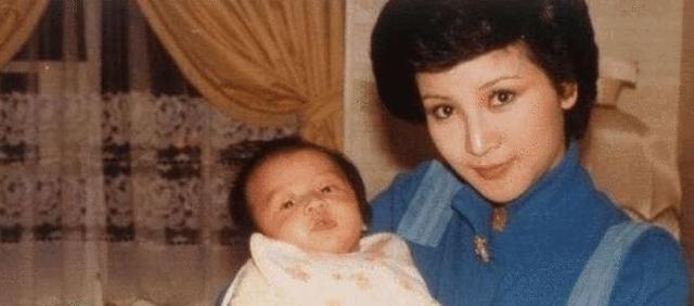 1979年，一天晚上，狄波拉只身拜会了赌王何鸿燊，那晚之后，赌场免去了谢贤一半的