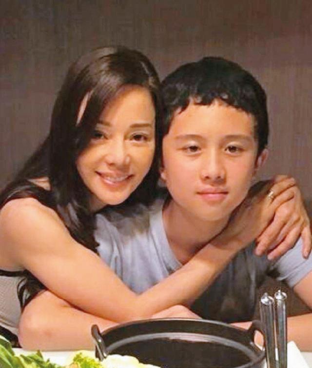 畸形的爱到底有多可怕？台湾女星狄莺，坚持母乳喂养12年，与儿子同床15年，就连儿