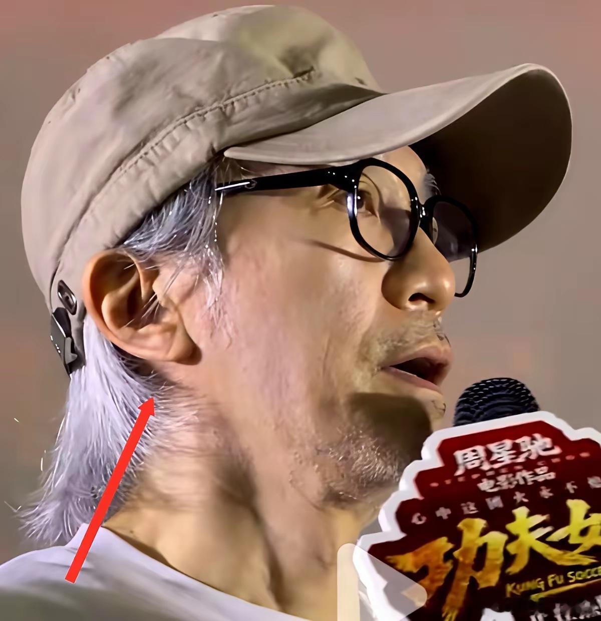 64岁的周星驰，突然问台下观众：“25年后，你们还愿意支持我吗？”他声音有点抖，