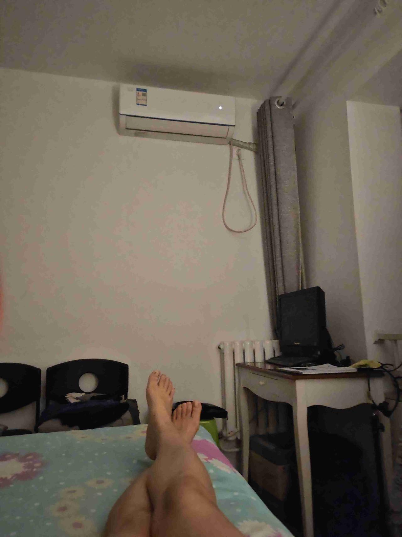 带定位晒今日生活 
我今日的状态：😪没睡醒
我这儿的天气：🍂微风
半夜醒来