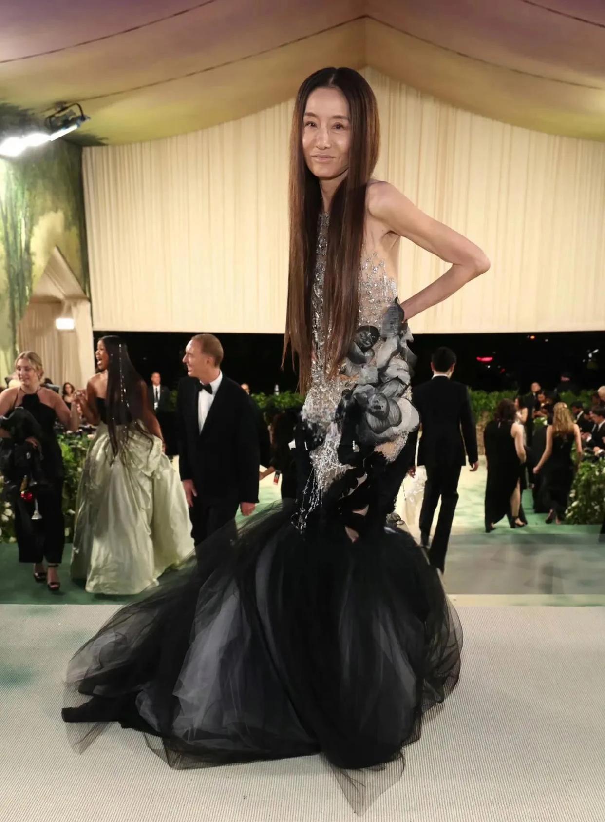 太吓人了，75岁的婚纱女王王薇薇参加 Met Gala 时尚盛典，穿着自己设计的