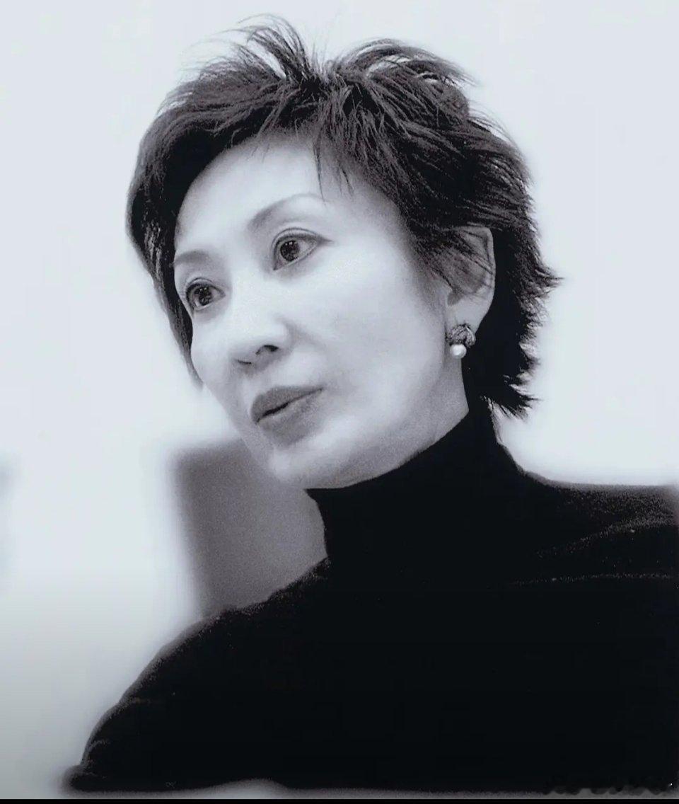 施南生是上个时代的顶级事业女性各种光环的集大成者。出生在上海，在非洲英国上学，回