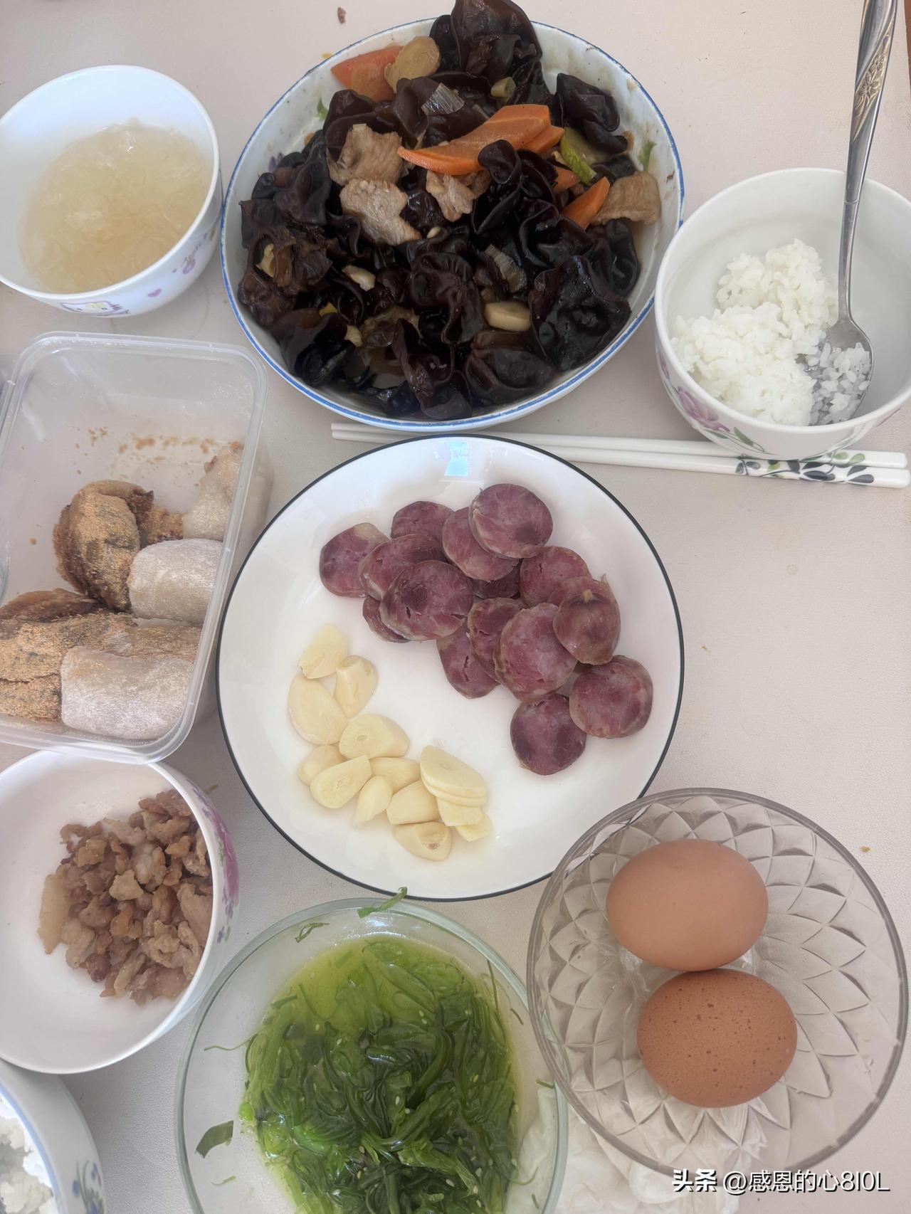 早饭，大米饭，炒木耳，香肠是市场肉摊上自制的。

以前，我不喜欢吃水煮蛋，女儿告