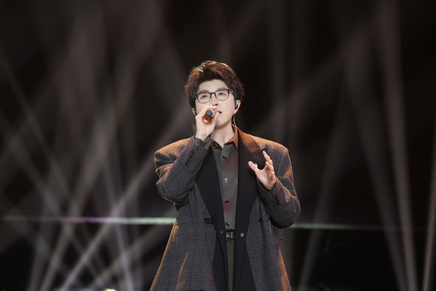 毛不易 我退出歌坛也不敢这样年会天花板有了！把歌坛淡定王子毛不易都整不会了！ 