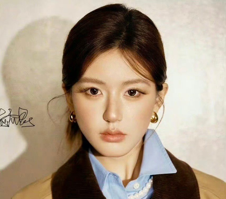 赵露思的最新怼脸物料图，这个颜值算大美女吗？ ​​​