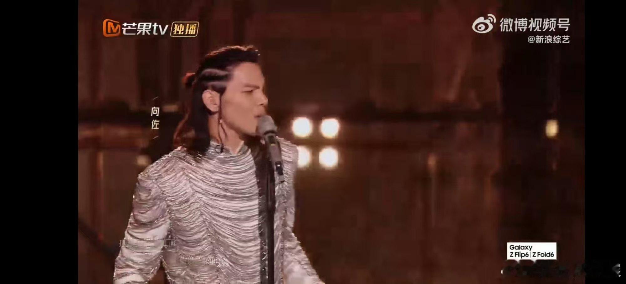 #向佐唱了张杰的天下# “天下谁人不识君”，在#披荆斩棘# 中演绎《天下》，武力
