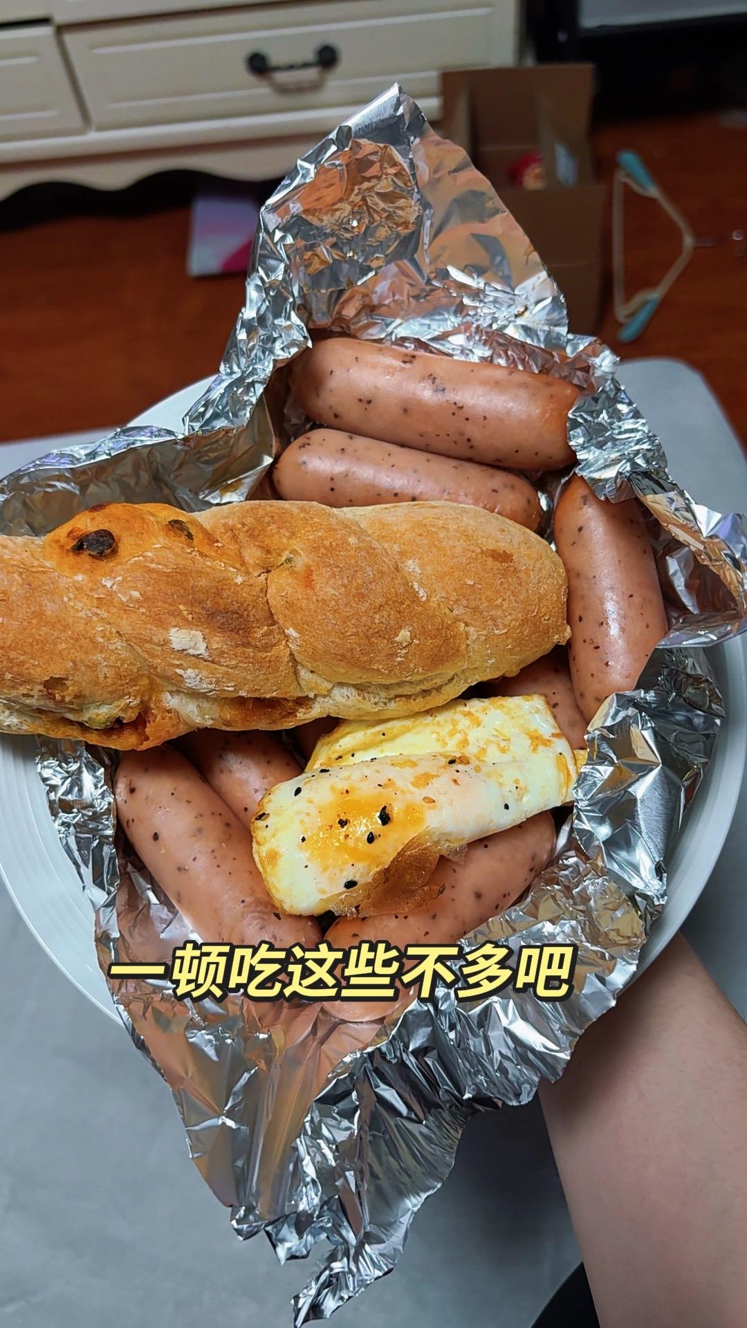 一顿吃这些不多吧，最近很爱这个面包！烤酥脆太香了！有的时候不在外面吃的话一天就这