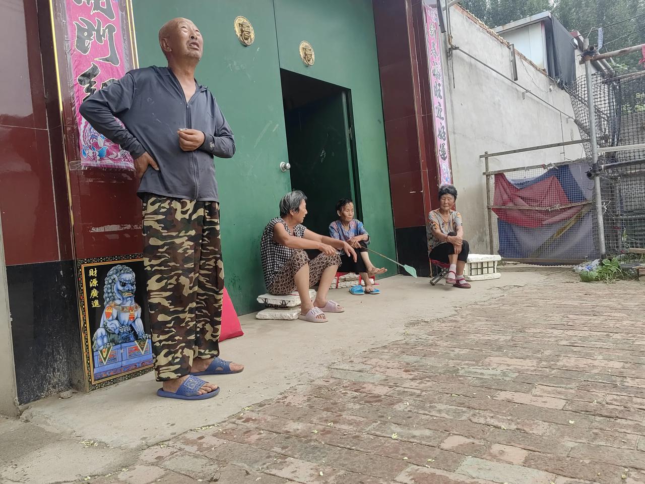 预报我们河间今天有大雨，一整天地皮都没下湿，前边下点雨后边就干了。
天津、北京离